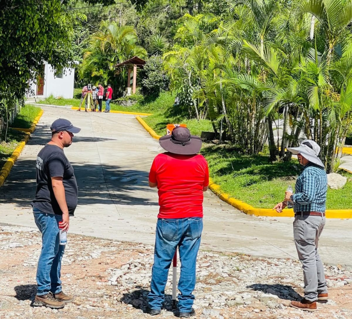 Taller de topografía aplicada a los sistemas de agua potable y saneamiento en Marcala, La Paz